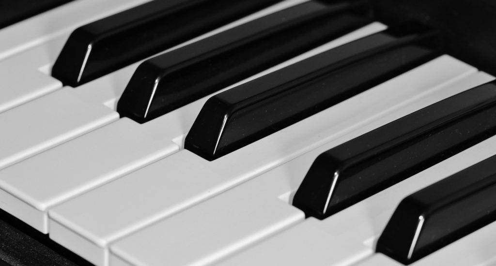 piano ge0ab50d70 1920 איך לבחור פסנתר חשמלי? 8 # איך לבחור פסנתר חשמלי?